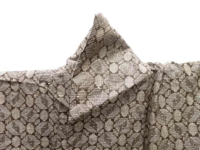  大正ロマン　幾何学模様織出し本場泥大島紬着物（割り込み絣）